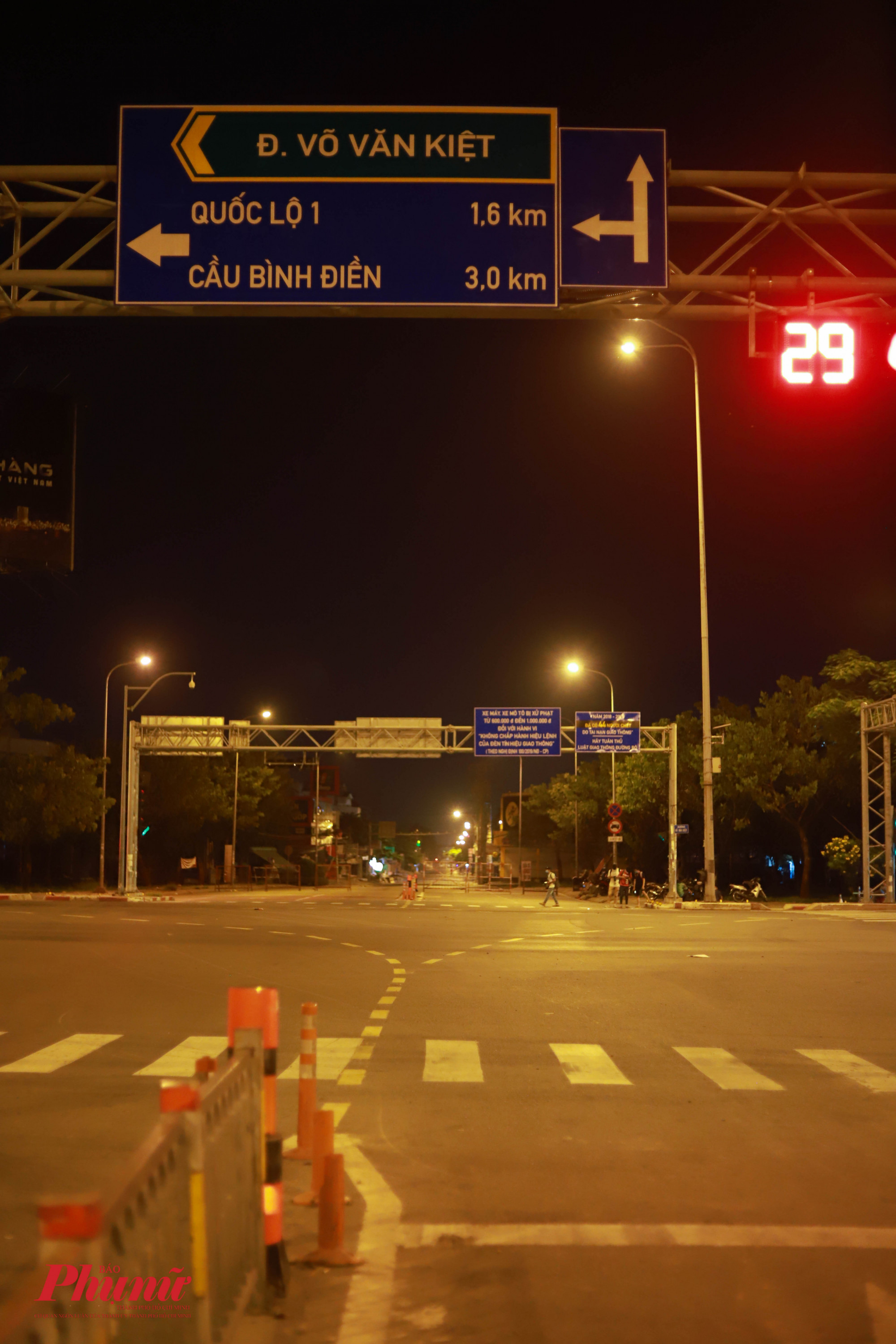 Đường Hồ Học Lãm được ngăn cách bở đường Võ Văn Kiệt, phía bên kia đường, các rào chắn cũng được tiếp hành cùng lúc