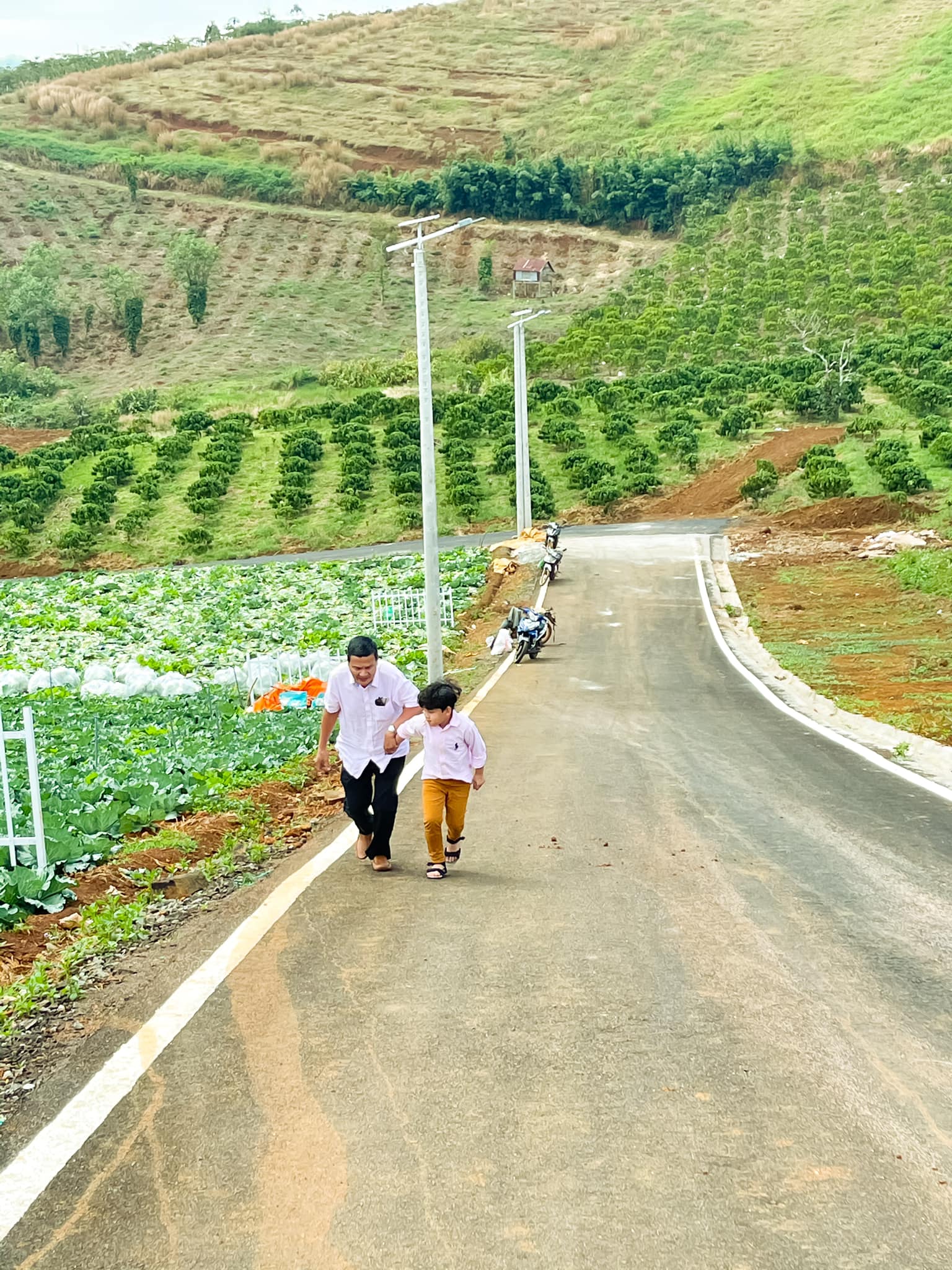 Hôm nay ngoài là 1 ngày phức tạp hơn ngày hôm qua bởi tình hình bệnh dịch đang xảy ra tại Tp HCM, không khí diễn ra xung quanh chúng ta dường như không thực sự tích cực và hạnh phúc trọn vẹn như chúng ta cầu mong, thì hôm nay còn là Ngày của Cha các bạn ah . Một ngày để ta có thể tôn vinh 1 trong 2 người tuyệt vời nhất của mỗi chúng ta. 1 trong 2 người không ai có thể lựa chọn và thay thế được !  Nhưng Tôi muốn gửi lời chúc tốt đẹp từ  tận đáy lòng mình đến Người Cha của các bạn.  Tôi tin tất cả Người Cha trên thế giới sẽ như người Cha trong những bức hình dưới đây. Ông đã hết lòng vì Gia đình mình . Cám ơn Ba