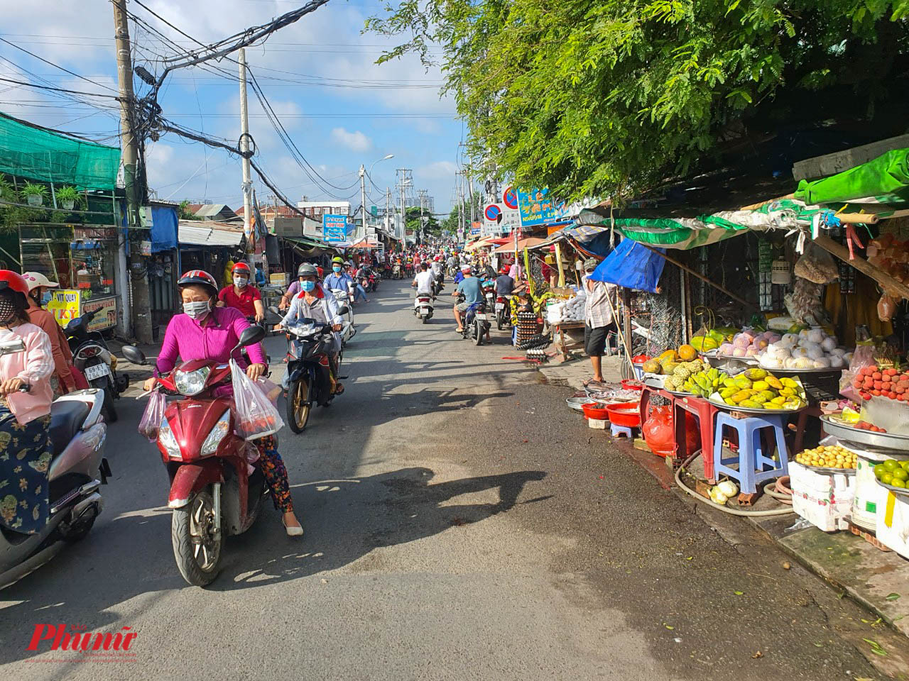 Các chợ nhỏ, dọc theo đường An Dương Vương, hướng về đường Võ Văn Kiệt vẫn tấp nập mua bán