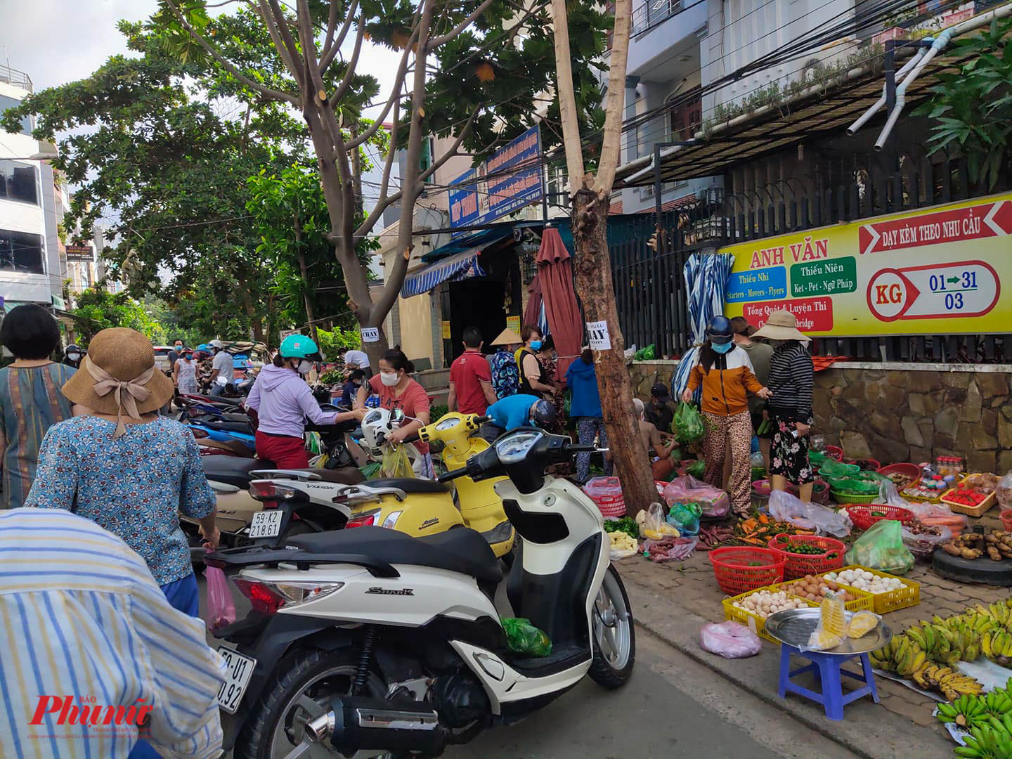 khu vực xung quanh chợ Phước Long có nhiều điểm bán hàng tự phát