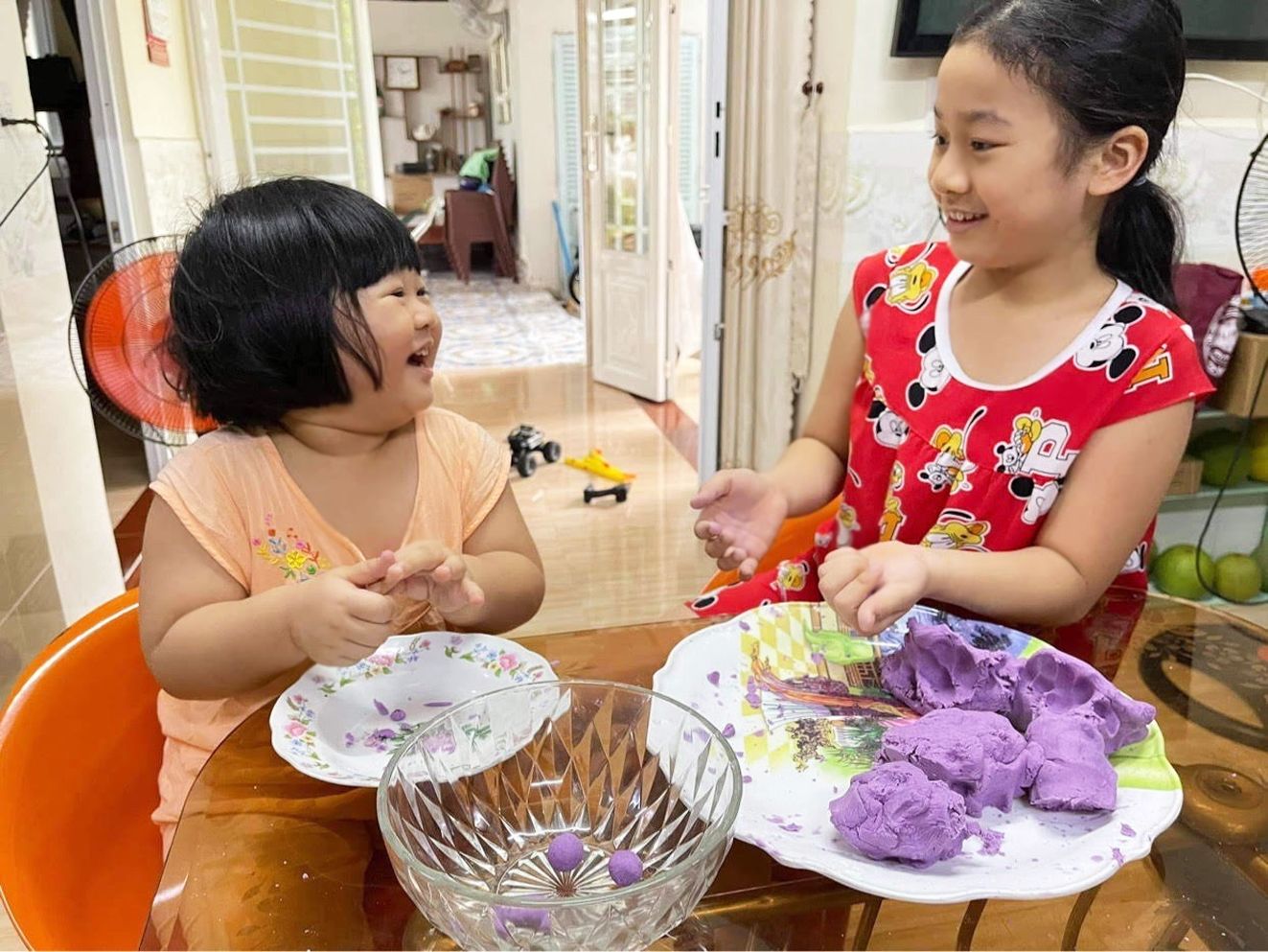 Hai con của anh Nguyễn Trọng Trung (TP.Thủ Đức) học làm bánh, nấu ăn từ khoai lang tím - ẢNH: DƯƠNG BÌNH
