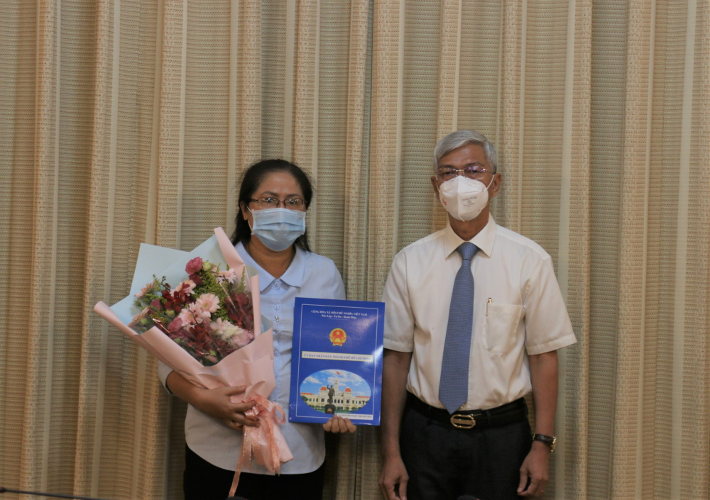 Phó Chủ tịch UBND TPHCM Võ Văn Hoan trao quyết định nhân sự cho bà Nguyễn Ngọc Thanh Trúc.