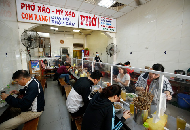 Hà Nội cho phép mở cửa hàng ăn trong nhà trở lại (ảnh Internet)