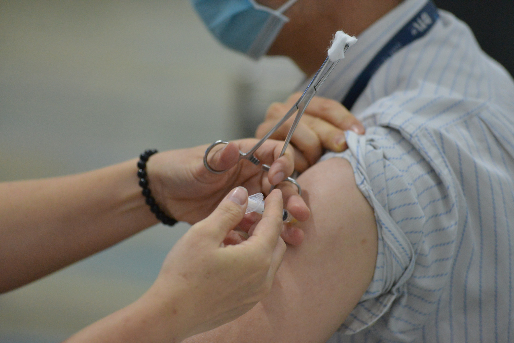 Tiêm vắc xin ngừa COVID-19 tại TPHCM