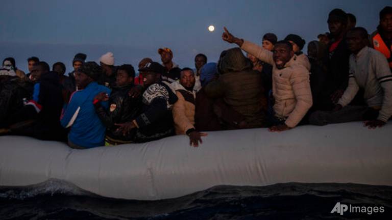 Người di cư đi trên những con thuyền thô sơ vượt Địa Trung Hải mong đến được châu Âu