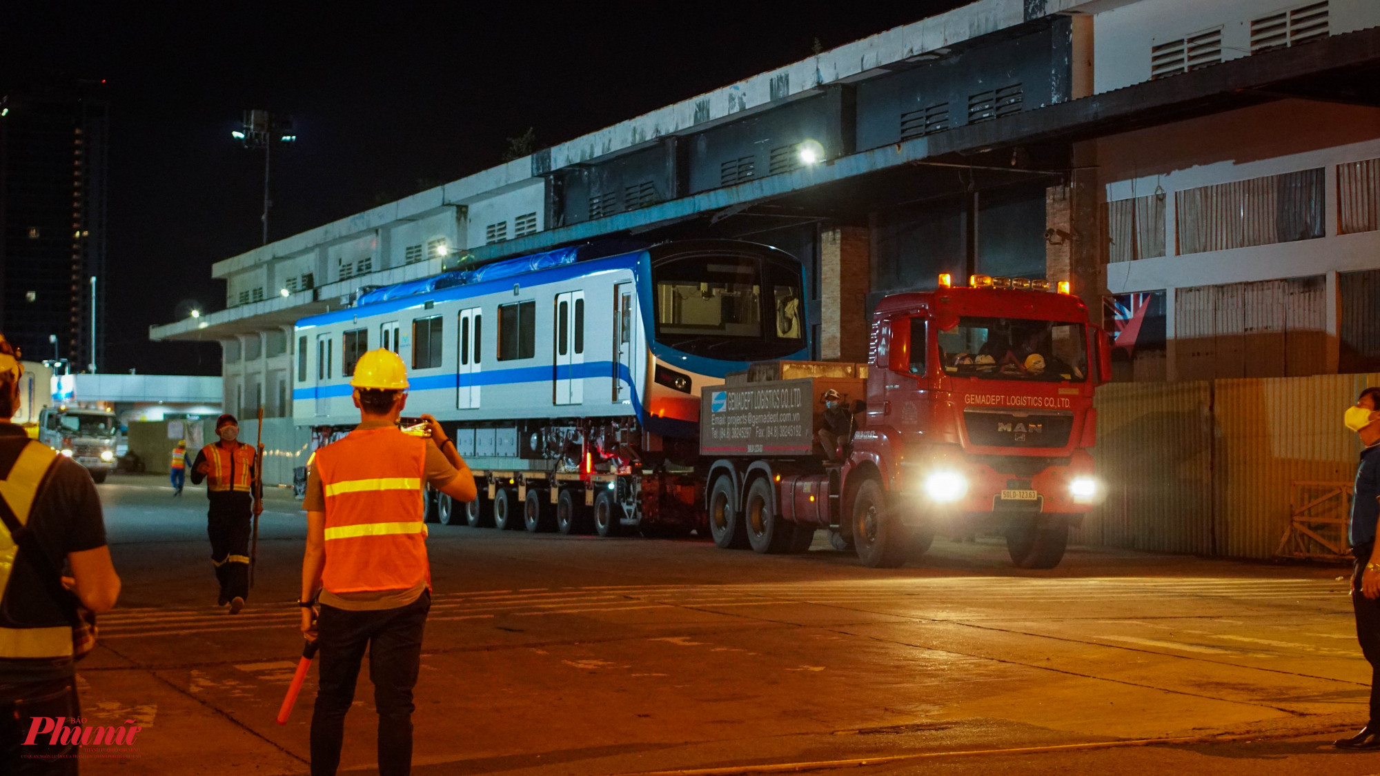 Đúng 0 giờ ngày 21/6, đàu tàu số 4 được vận chuyển về depot Long Bình