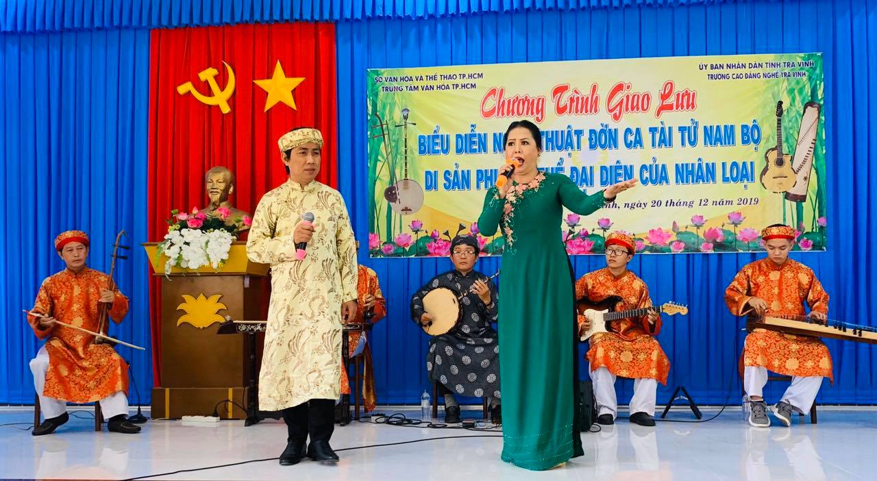 Nghệ nhân Thanh Tuyết (áo dài xanh) trong một buổi biểu diễn