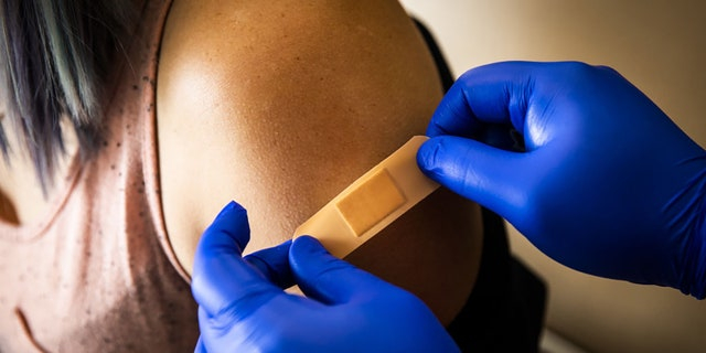 Tiêm vắc xin Pfizer-BioNTech tại Trung tâm Y tế Boston ở thành phố Boston, Massachusetts, Hoa Kỳ - Ảnh: Bloomberg/Getty Images