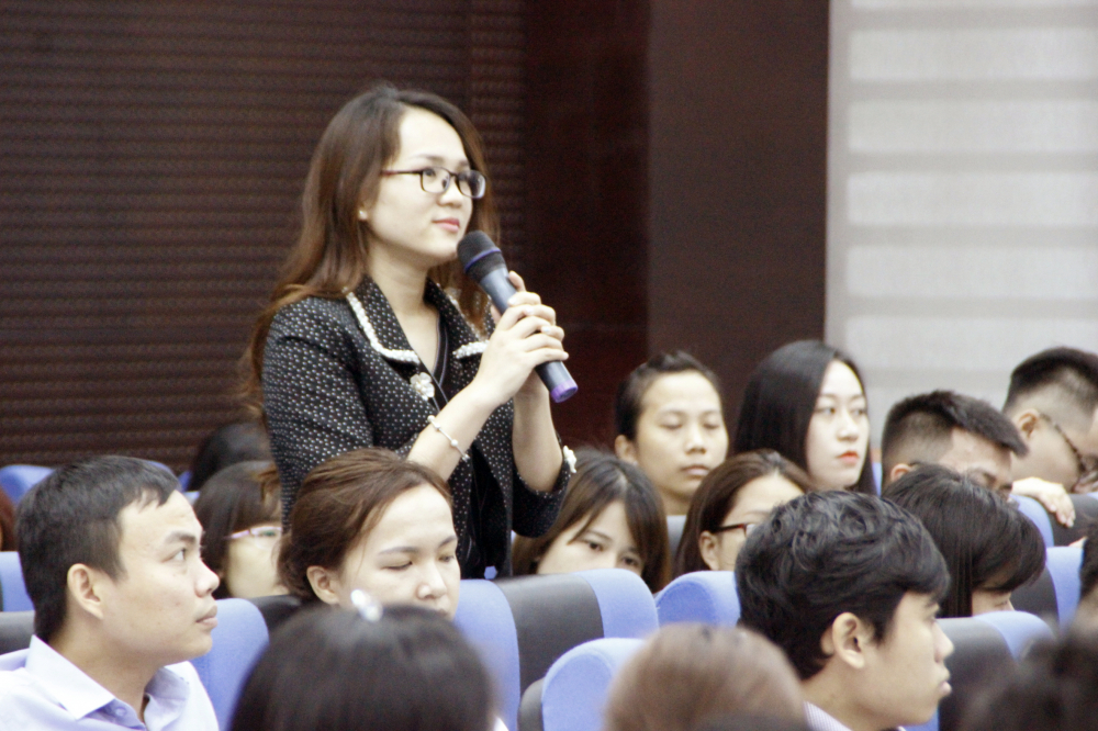 Lãnh đạo UBND TP.Đà Nẵng gặp mặt, trao đổi với học viên trong đề án “Phát triển nhân lực chất lượng cao” năm 2018 - ảnh: đình Dũng