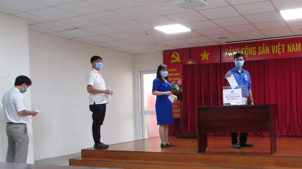 Cán bộ công nhân viên Công ty Điện lực Sài Gòn (thuộc EVNHCMC) quyên góp ủng hộ công tác phòng, chống COVID -19 và Quỹ mua vắc xin. Ảnh: EVNHCMC