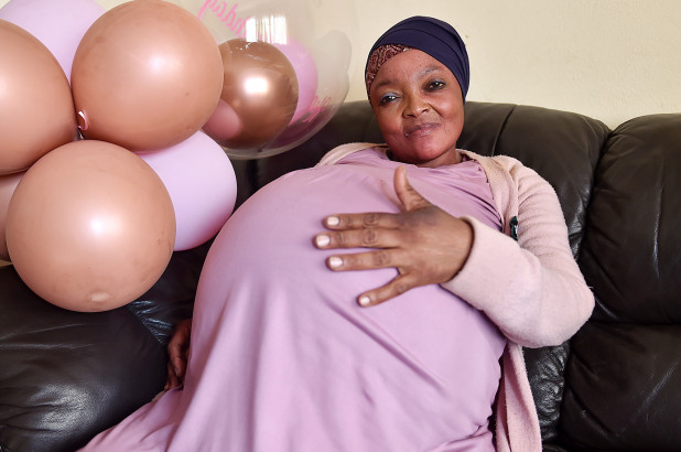 Gosiame Thamara Sithole - người đã gây xôn xao về ca sinh được cho là phá kỷ lục - đã được đưa đến khoa tâm thần vào tuần trước tại Bệnh viện Tembisa ở Johannesburg và được một nhóm y tế kiểm tra.Thobile Mat
