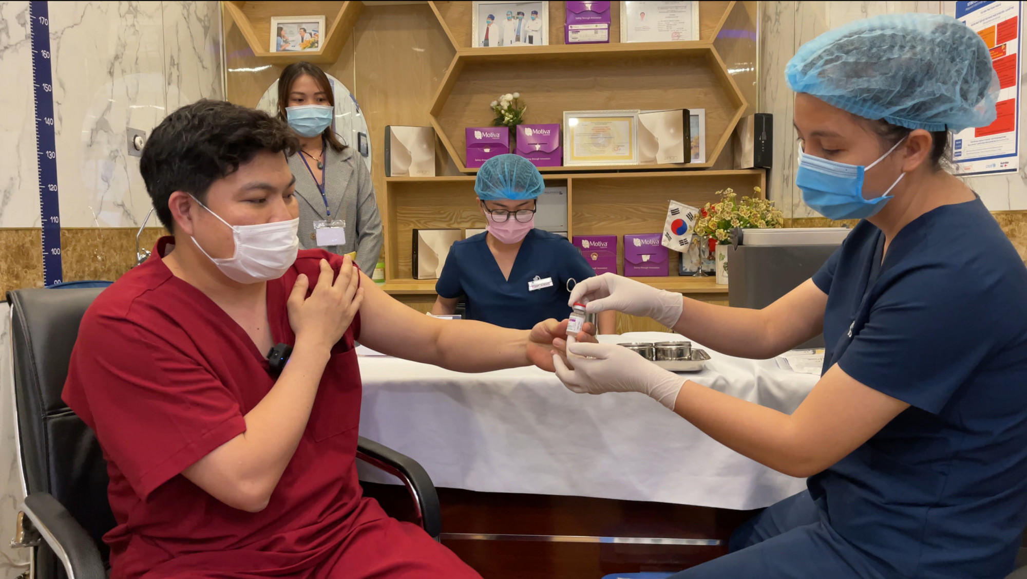 Bác sĩ Phùng Mạnh Cường - Phó giám đốc Bệnh viện thẩm mỹ Gangwhoo kiểm tra loại vắc xin được tiêm