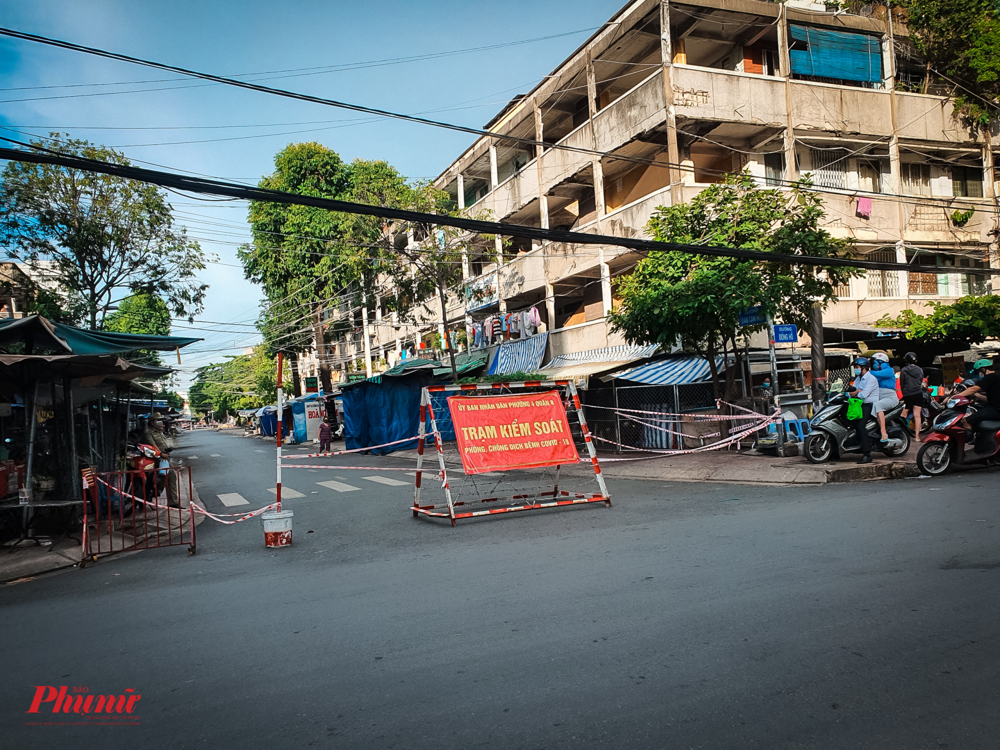 Các hướng vào chợ Phạm Thế Hiển bị phong tỏa khiến nhiều người dân hoang mang