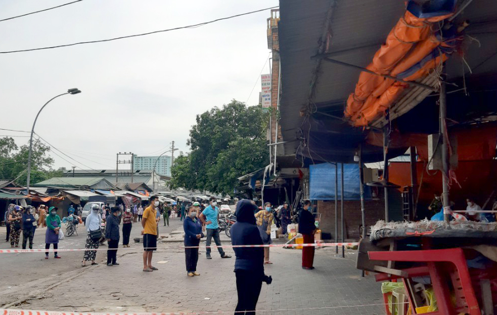 Hàng trăm tiểu thương buôn bán tại chợ được lấy mẫu xét nghiệm