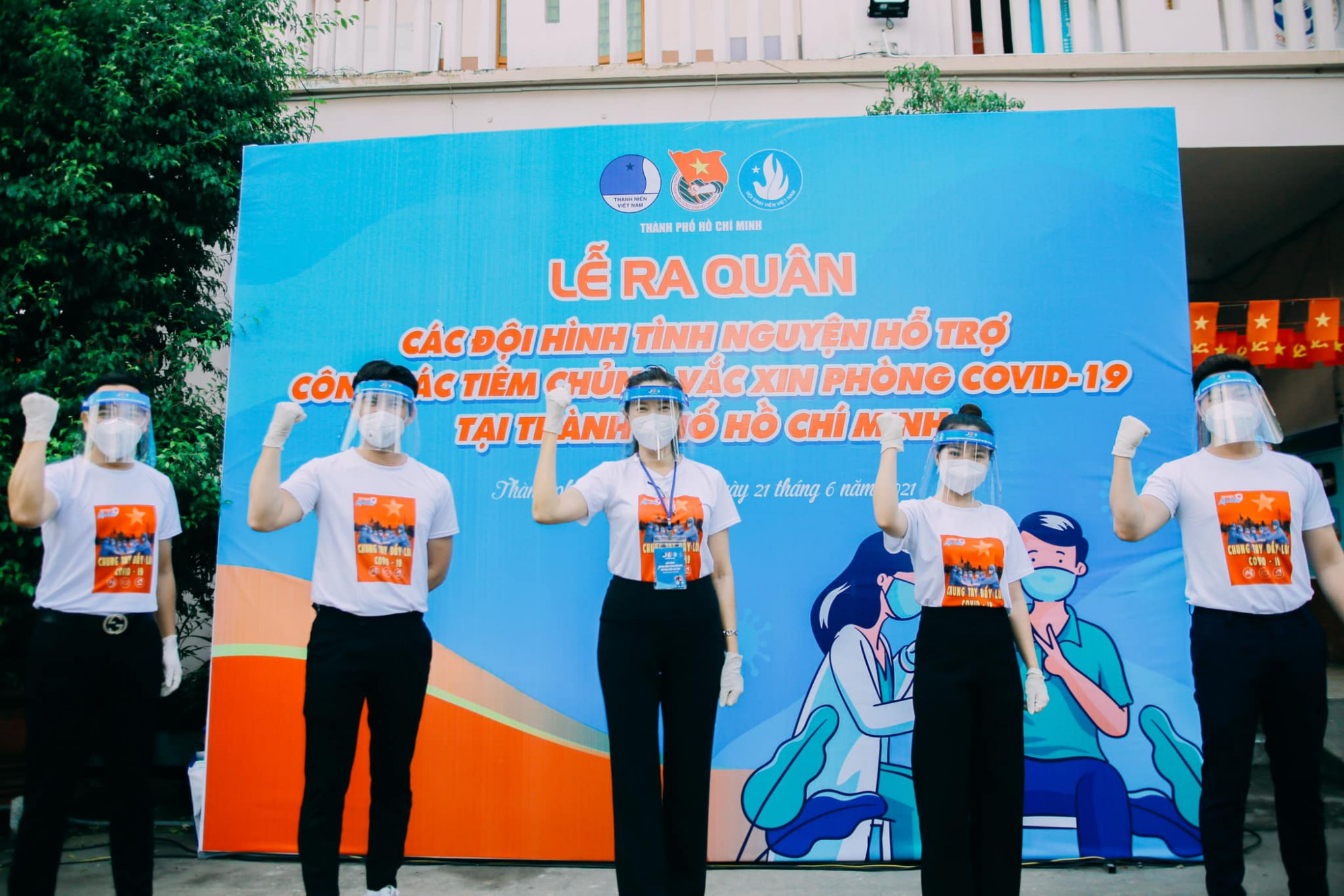 MC Quỳnh Hoa (giữa) cùng các nghệ sĩ tham gia đội tình nguyện, hỗ trợ