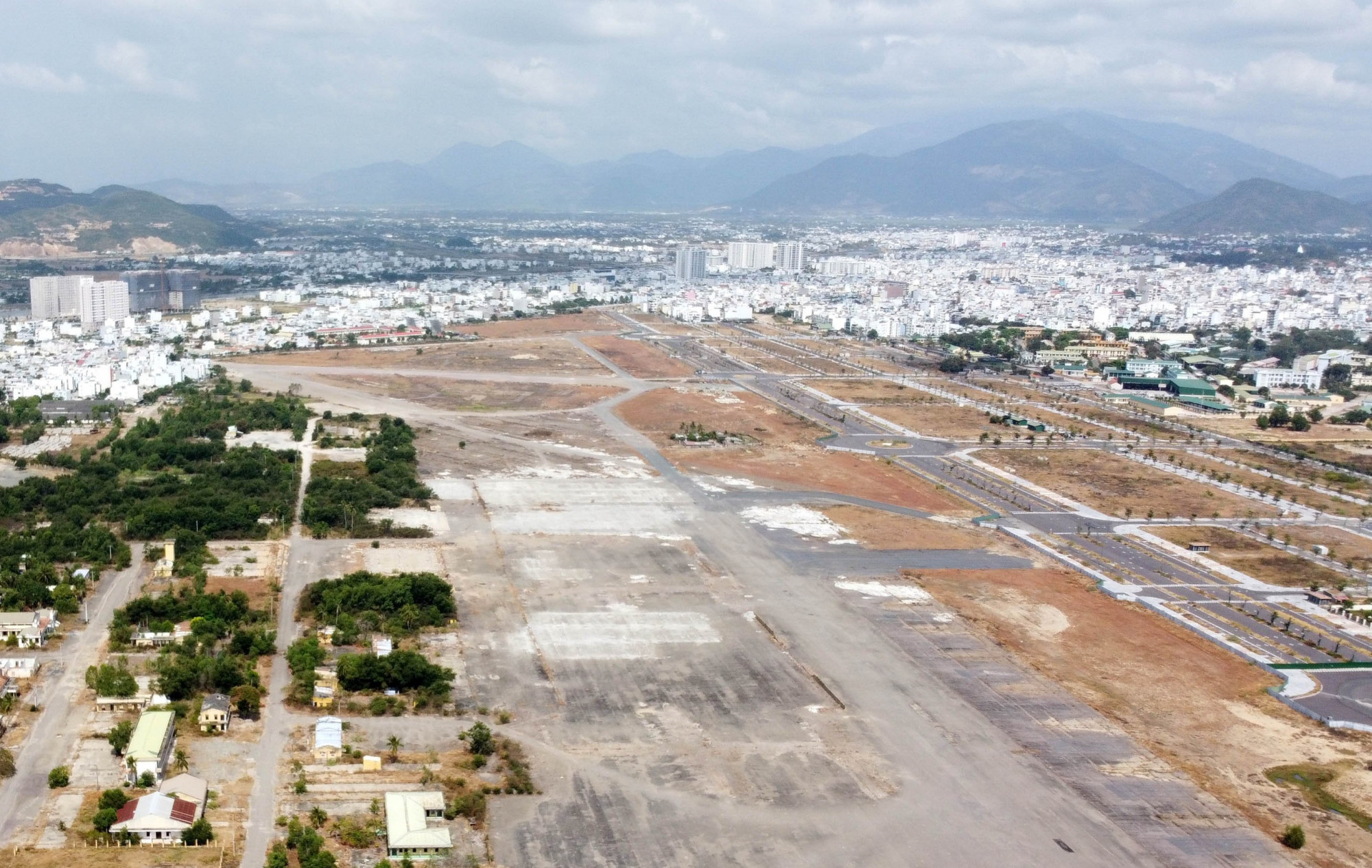 Một góc sân bay Nha Trang cũ đang được sử dụng để thanh toán các dự án BT của tỉnh Khánh Hòa. Ảnh: T.N