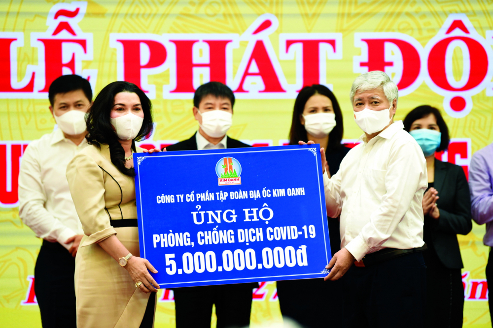 Ngày 27/5/2021, Tập đoàn địa ốc Kim Oanh ủng hộ 5 tỷ đồng  mua vắc-xin tặng nhân dân tỉnh Điện Biên và ủng hộ 2 tỷ đồng tặng tỉnh Bình Dương, Đồng Nai
