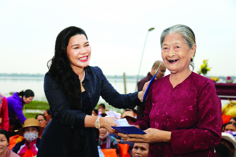 Ngày 4/11/2020, bà Kim Oanh tặng 200 phần quà cho các hộ gia đình nghèo khó, neo đơn ở huyện Phú Vang, tỉnh Thừa Thiên - Huế bị ảnh hưởng bão lũ