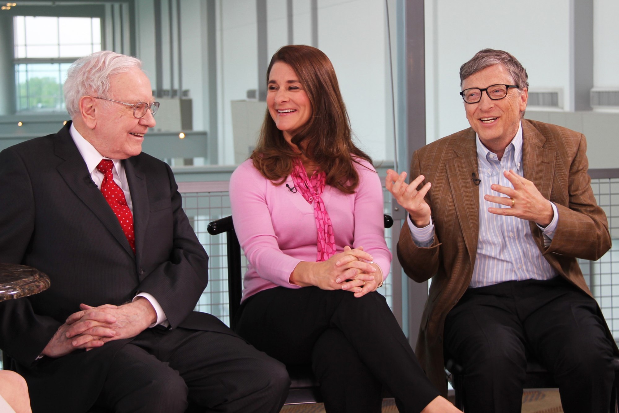 Ông Warren Buffett (trái) cùng vợ chồng Bill và Melinda Gates trong một cuộc phỏng vấn trên truyền hình năm 2015 - Ảnh: Lacy O'Toole/CNBC/Getty Images