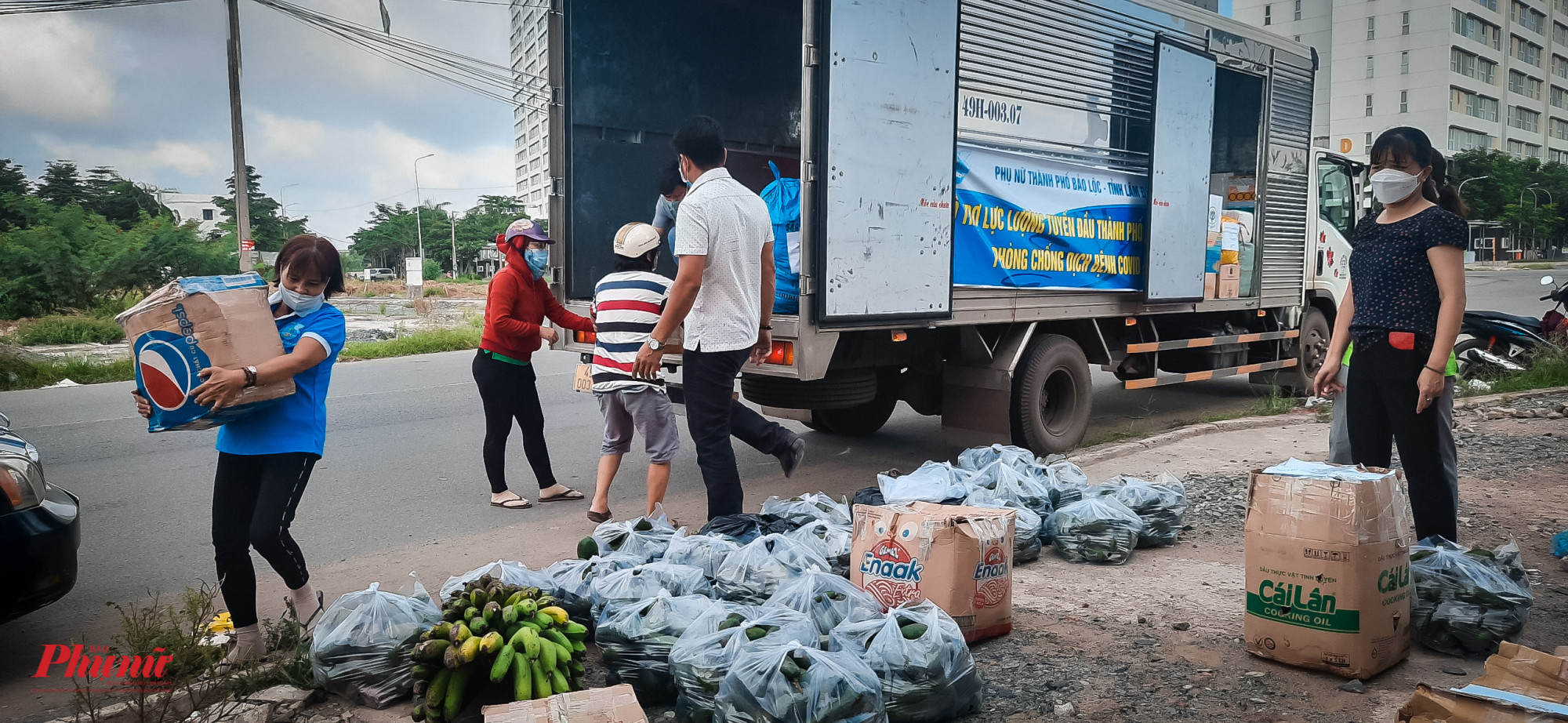 Trước đó, sáng 19/6, tỉnh Lâm Đồng cũng đã có chuyến xe yêu thương chở đầy rau củ hướng về TPHCM