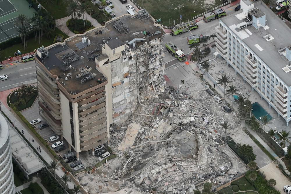 Ảnh chụp từ trên không này cho thấy một phần của Khu căn hộ cao cấp 12 tầng hướng biển Champlain Towers đã bị sập vào đầu ngày 24/6
