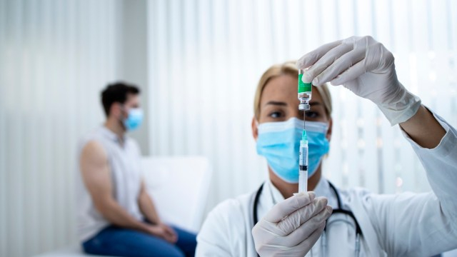 FDA sắp đưa ra cảnh báo quan trọng với những người tiêm vắc xin Pfizer hoặc Moderna sau “sự cố đông máu” đối với vắc xin J&J - Ảnh: iStock