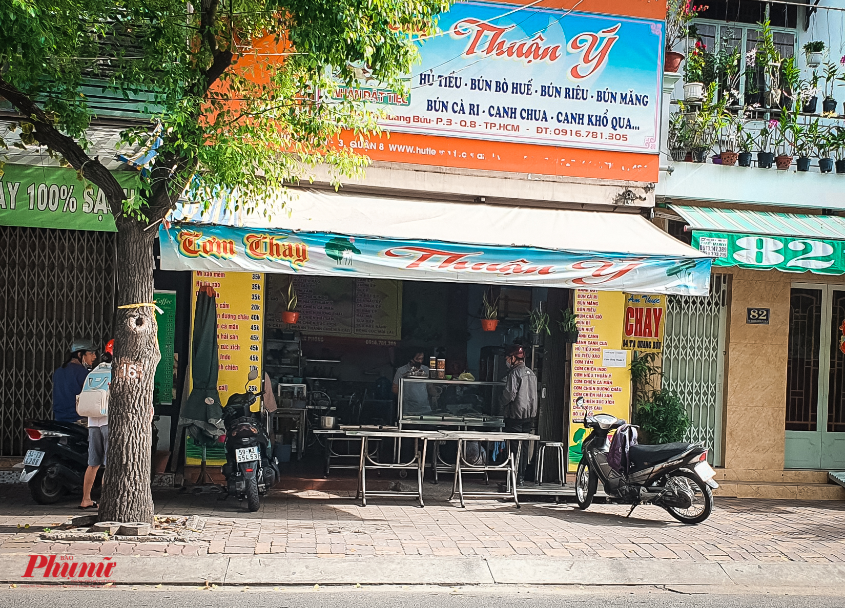 Một cửa hàng trên địa bàn Quận 8 dùng bàn ăn chắn ngang lối ra vào, thức ăn sẽ được để trên bàn, người mua sẽ đến lấy