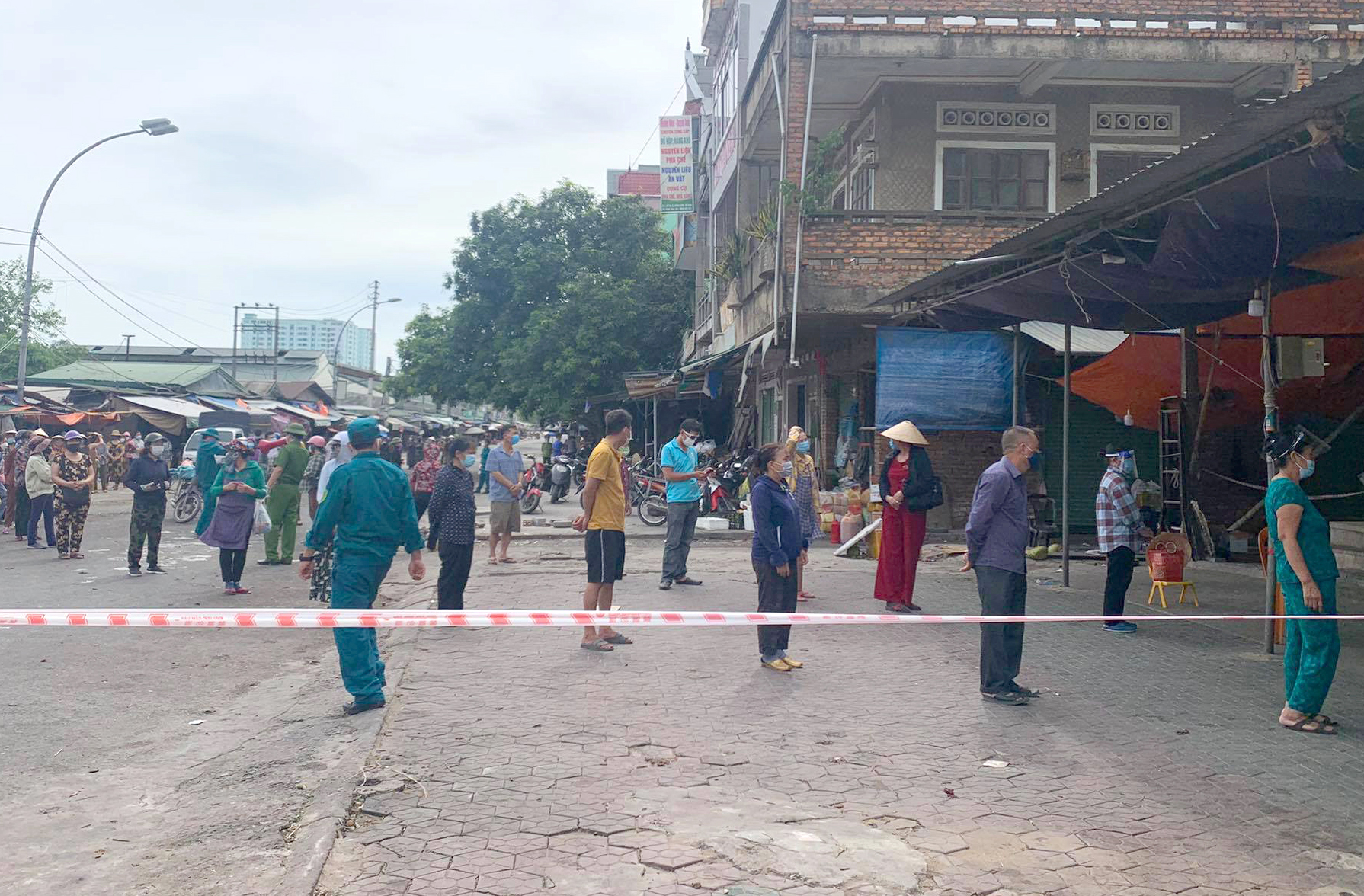 Hàng trăm tiểu thương buôn bán tại chợ Vinh và chợ đầu mối Vinh được lấy mẫu xét nghiệm