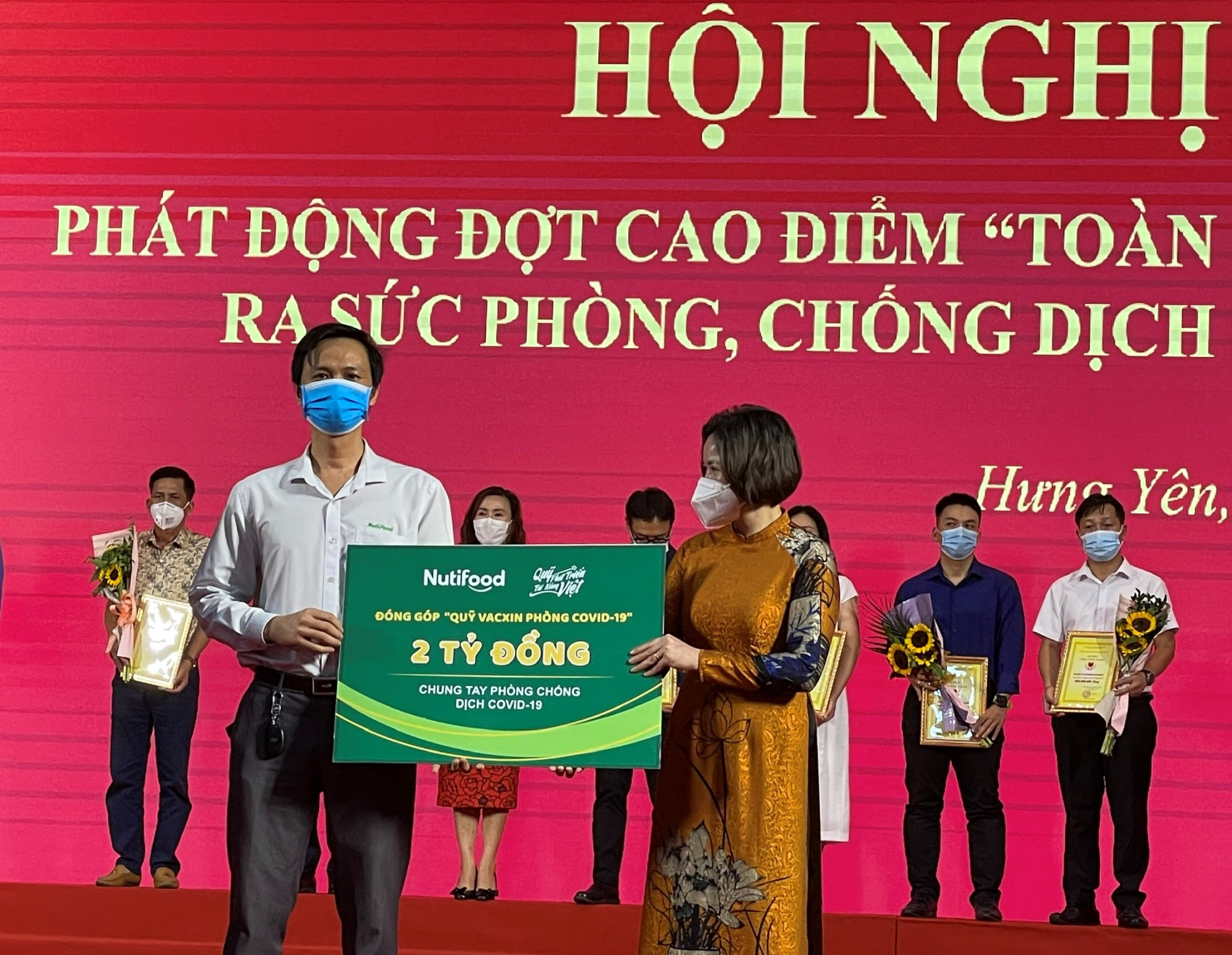 Đại diện Quỹ Phát triển Tài năng Việt của Ông Bầu trao tặng 2 tỷ đồng cho Quỹ Phòng chống dịch COVID-19 tỉnh Hưng Yên - Ảnh: Nutifood