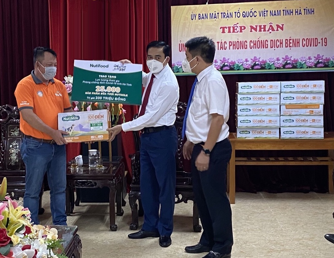 Đại diện Quỹ Phát triển Tài năng Việt của Ông Bầu trao tặng 25.000 sản phẩm sữa tươi NutiMilk cho tỉnh Hà Tĩnh - Ảnh: Nutifood