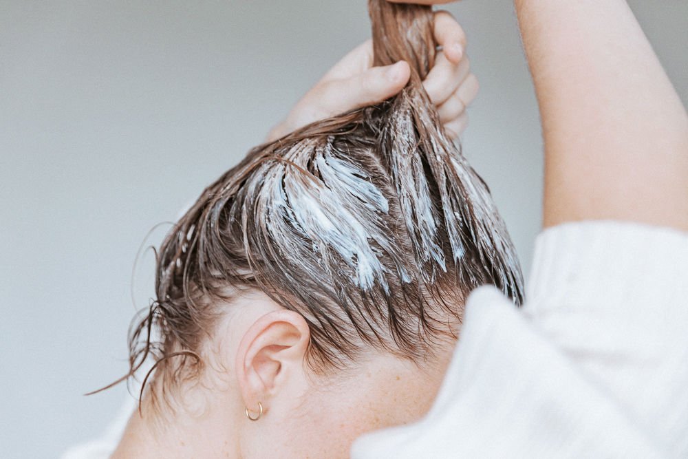 Gội đầu sau nhuộm: Sau một lần nhuộm tóc, bạn có thể lo lắng về tình trạng tóc khô và yếu. Đừng để điều đó xảy ra, hãy chăm sóc tóc của bạn bằng cách gội đầu đúng cách sau khi nhuộm tóc. Hình ảnh sẽ cho bạn biết cách để có được tóc khỏe đẹp như ý muốn.