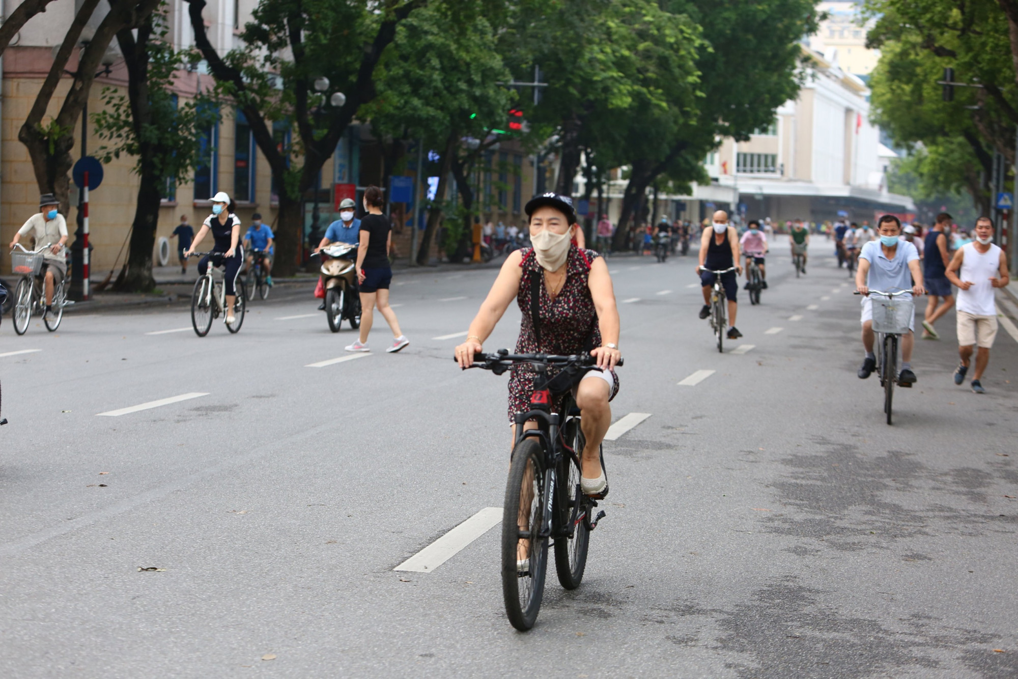 Đường phố Hà Nội bắt đầu xuất hiện trở lại các đoàn xe đạp thể thao. Đây là một trong những phong trào đang phát triển trong thời gian qua của người dân Thủ đô.