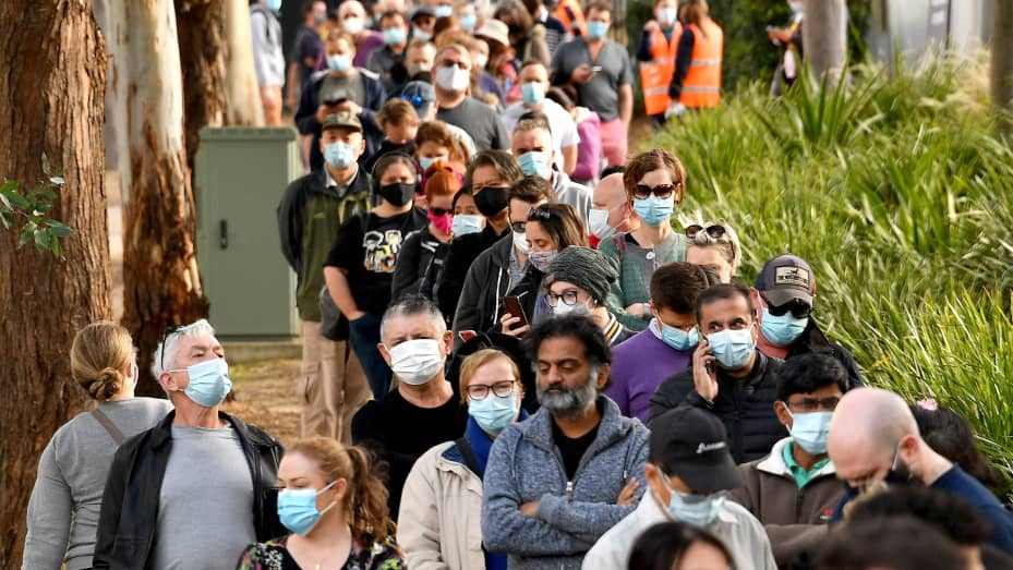 Người dân xếp hàng bên ngoài một trung tâm tiêm chủng ở Sydney (Úc) hôm 24/6 - Ảnh: AFP/Getty Images