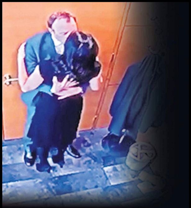 Các bức ảnh được đăng trên trang nhất của tờ Sun của Anh cho thấy Hancock hôn người phụ nữ - một người bạn được thuê cho vai trò do người đóng thuế tài trợ - trong văn phòng của anh ta.