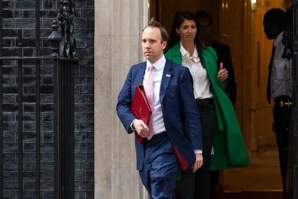 Bộ trưởng Y tế Anh Matt Hancock và Gina Coladangelo đứng bên ngoài trụ sở BBC ở London, Anh, vào ngày 6 tháng 6 năm 2021. Ảnh: Henry Nicholls / Reuters
