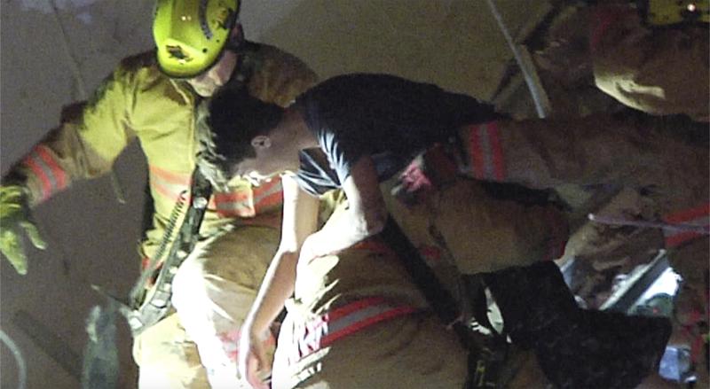 Đội cứu hỏa đã kéo một cậu bé vào sáng thứ Năm từ đống đổ nát sau khi căn hộ ở Miami sụp đổ.