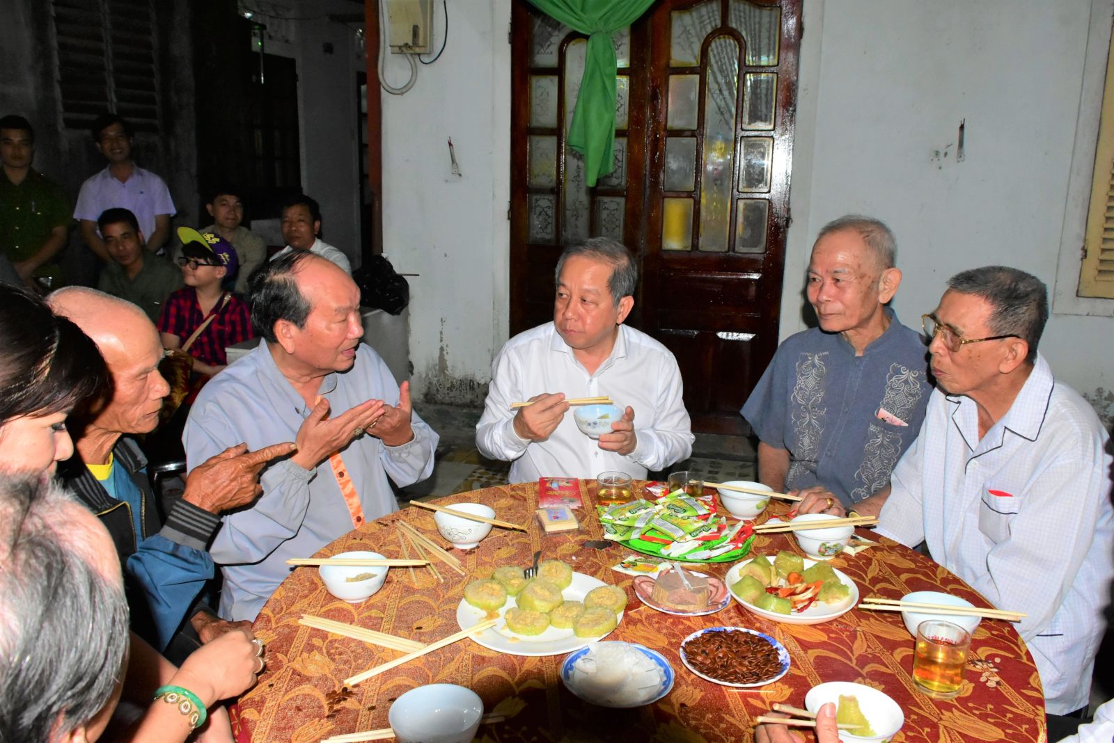 Ông Phan Ngọc Thọ cùng ăn bữa cơm chiều tất niên cùng bà con dân nghèo Kinh thành Huế trước lúc di dời đên nơi ở mới