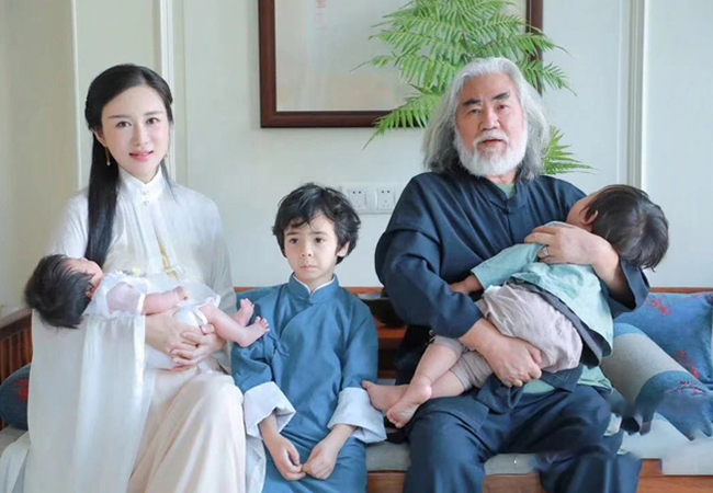 Trương Kỷ Trung cùng vợ và các con