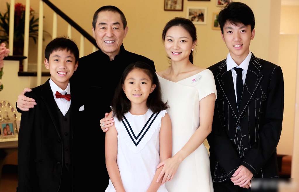Trương Nghệ Mưu cùng vợ và 3 con