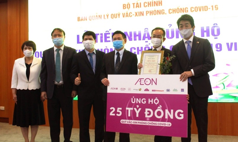 Đại diện Tập đoàn AEON tại Việt Nam trao 25 tỷ đồng đóng góp Quỹ Vắc-xin phòng, chống COVID-19. Ảnh: AEON