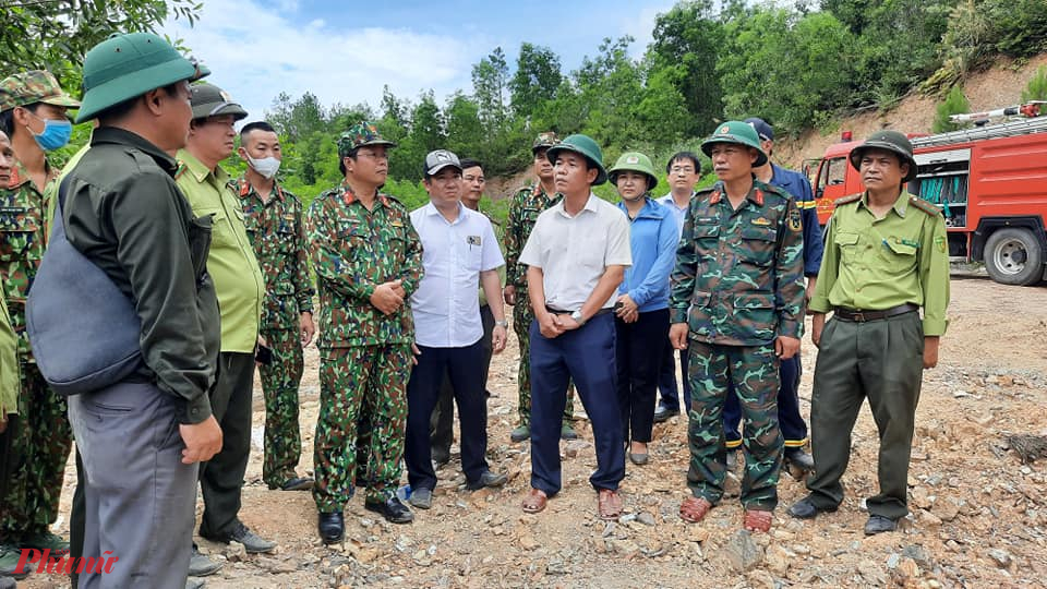 Sáng 26/6 ông Nguyễn Văn Phương ( áo trắng) Phó chủ tịch UBND tỉnh Thừa Thiên - Huế có mặt sớm tại hiện trường để chỉ huy các lực lượng dập tắt đám cháy