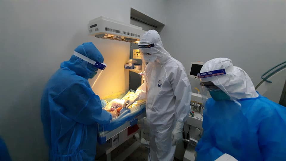   Em bé thứ 5 chào đời tại Bệnh viện Bệnh Nhiệt đới Trung ương từ người mẹ mắc Covid-19.