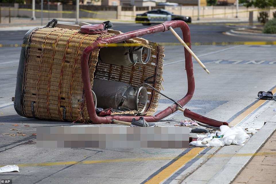 Khinh khí cầu va phải đường dây điện rơi xuống một giao lộ trung tâm thành phố Albuquerque - Ảnh: AP