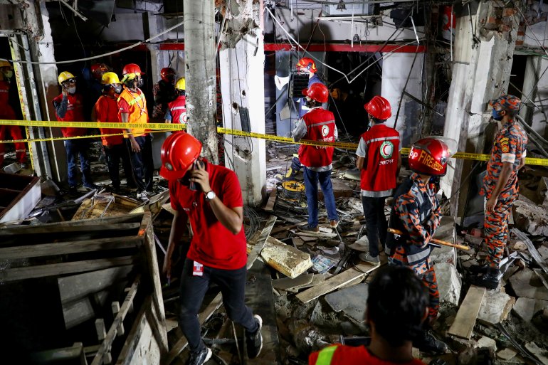 Các nhân viên cứu hộ kiểm tra hiện trường sau vụ nổ trong một cửa hàng khiến nhiều người thiệt mạng ở Dhaka, Bangladesh.