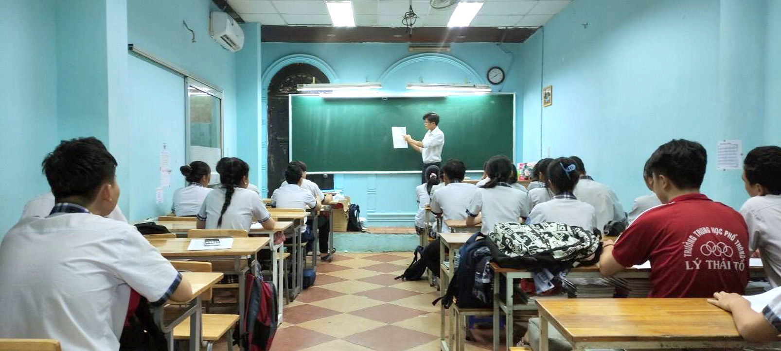 Học sinh Trường THPT Lý Thái Tổ ôn thi trước khi có quy định ngừng các hoạt động giáo dục tập trung 
