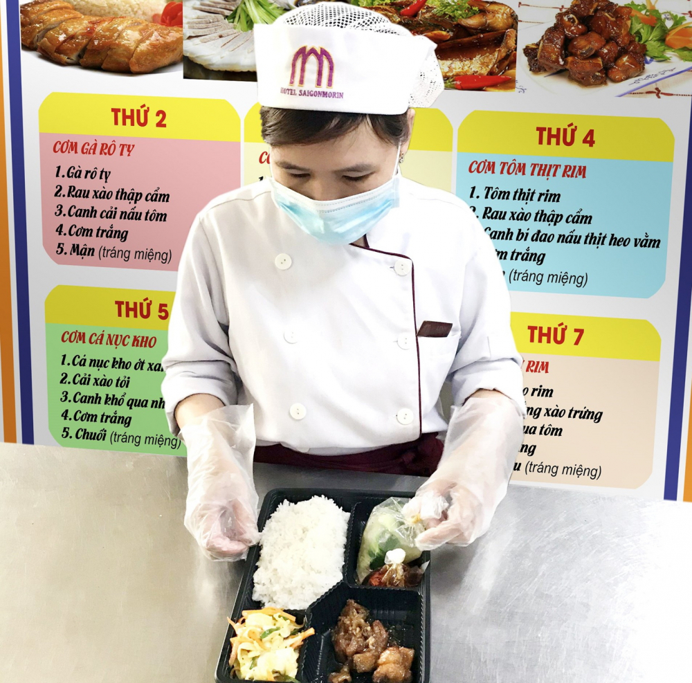 Bộ phận bếp của khách sạn Saigon Morin chuẩn bị suất cơm trưa để giao tận nơi  cho khách - Ảnh: Thuận Hóa 