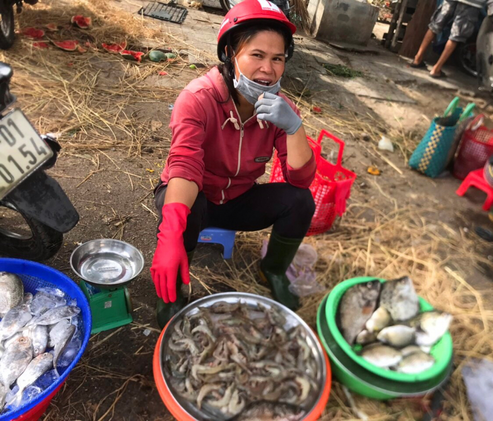 Do dịch COVID-19, bà Võ Thị Lời - chủ thuyền rồng du lịch trên sông Hương - phải ra đường bán cá - Ảnh: Thuận Hóa