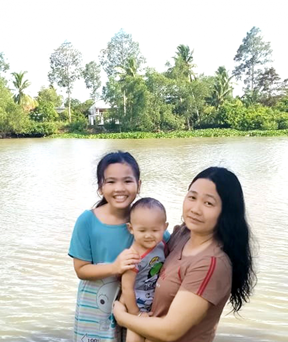 Chị Thùy Linh đưa các con về thăm quê ngoại, đang chờ hết dịch trở lại Sài Gòn