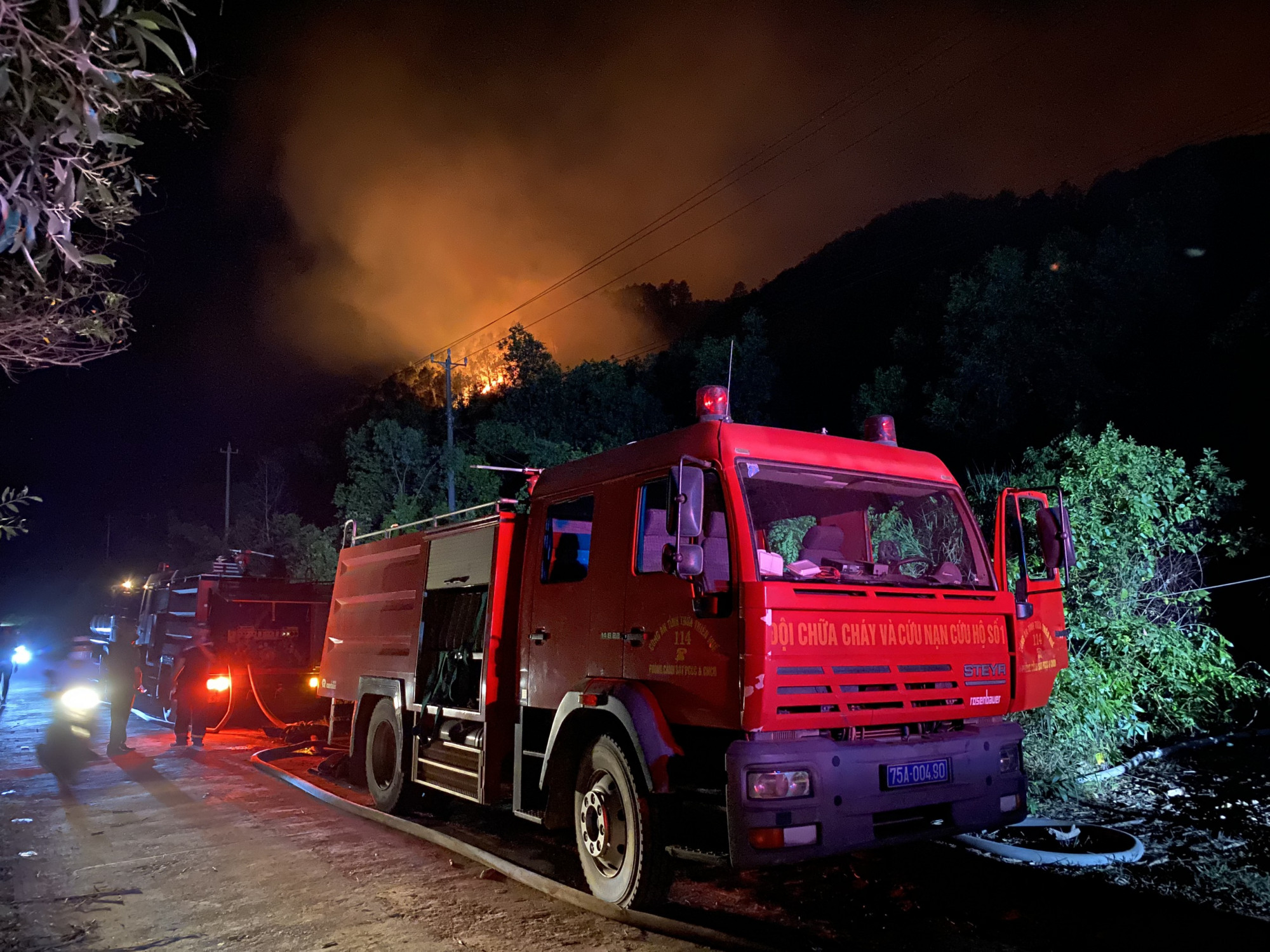 Ngay trong tối 28/6 hơn 10 xe cứu hỏa đã tiếp tục được chi viện đến hiện trường để cùng tham gia công tác chữa cháy