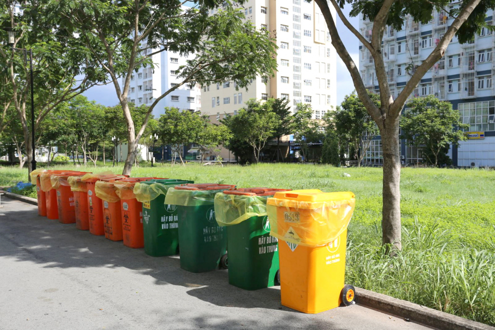 Một ngày thiện nguyện đặc biệt Rác được dọn sạch và thùng rác mới được thay thế